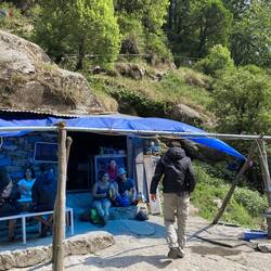 מחכים שהגשם יפסיק במפליי גלו