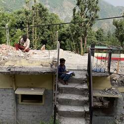 החה משהו קסום בילד עם המחברת לימוד כשאביב מאחור מפרק את הבית ליסוד