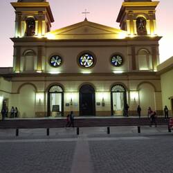 D Kirche vo Cafayate im Obeliecht.