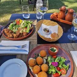 Leckers Zmittag im Garte vo dr Bodega El Esteco.