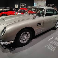 Guggenheim Museum Austellung; Bonds Auto