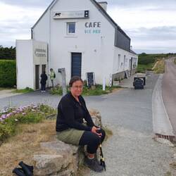 Wir warten vor dem Monsieur Papier auf das Taxi