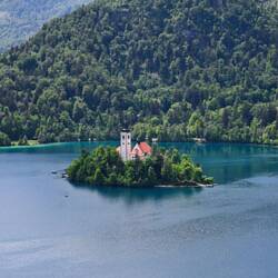 Auf einer Insel, die Kirche der Muttergottes am See aus dem 17. Jahrhundert