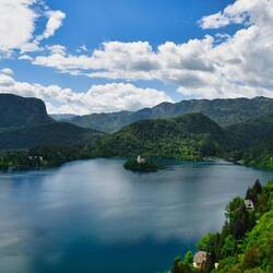 Blich von der Burg auf die Bergwelt und den See