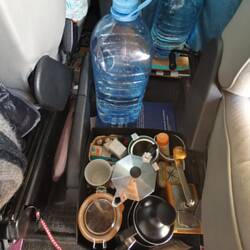 Seit dieser Reise hat er die Kaffee-und Teeecke zwischen den Sitzen. Sehr praktisch.