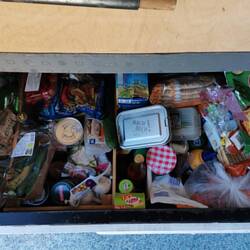 Vorratskammer und Kühlschrank. Funktioniert erstaunlich gut.