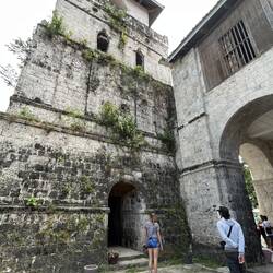 ארנל המדריך טוען שהם עשו את האבנים של הכנסייה משברי אלמוגים