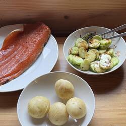 Abendessen: Graved Lachs, Pellkartoffeln, Gurkensalat