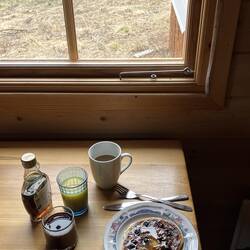 Frühstück: Blaubeerpfannkuchen, Blaubeersuppe, O-Saft, Kaffee 😋