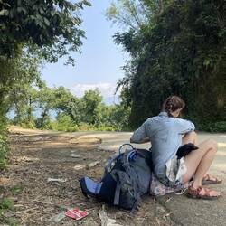 מחכות לאוטובוס כמו מקומיות אמיתיות