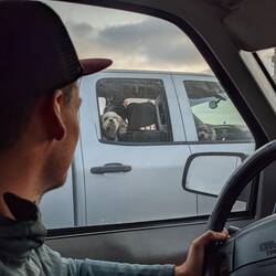 La légende raconte qu'il est resté bloqué à force de rouler la fenêtre ouverte