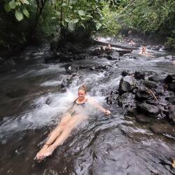 Vum Hostel us chönnemr gratis ine Hotspring Fluss, schöön warm😍