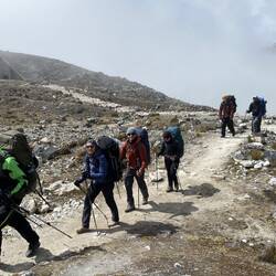 Mit Sack und Pack Wanderig zum 2. Basecamp