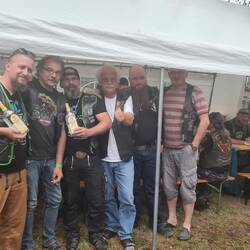 manche befreundete Clubs bringen Geschenke mit