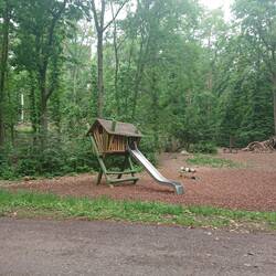 Auch nen nette Lagerhütte. Kann man morgens gleich ausm Bett rutschen 😅
