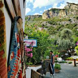 On the way to Aysun Pastanesi - time for Çay & Cake 😋😋😋!