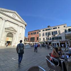 Mitte links ist ein typischer venezianischer Kanaldeckel zu sehen.