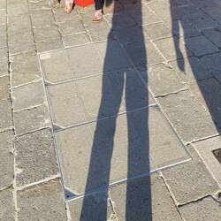 Das müsste der "Film" Kanaldeckel sein. Ein historischer Moment!