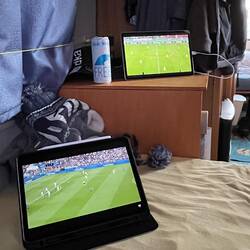 Fussi Finals kucken: oben DFB Pokal der Männer, unten Champions League der Frauen