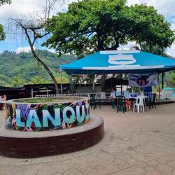 Stadtpark von Lanquín mit Impfzentrum 🙈