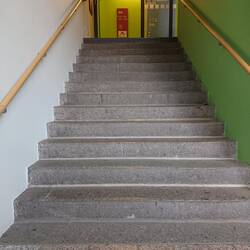 Ich mag so alte Treppenhäuser.