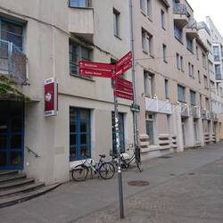 Überall stehen diese Wegweiser. Echt super gemacht.