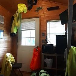 Hexenhaus von innen mit unseren Regenkleidern