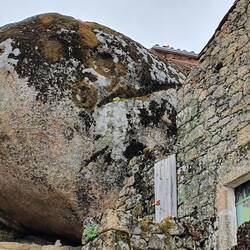 Häuser auf Stein in Monsanto