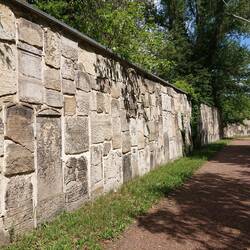 Mauer aus Grabsteinenen. Es war irgendwie ein ganz bedrückender Ort.