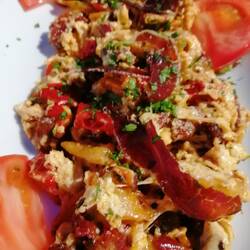 Ovos salteados com tomate e presunto