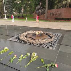 Voor de 3 groepen soldaten brandt een vlam en er worden zelfs nu nog nieuwe bloemen gebracht