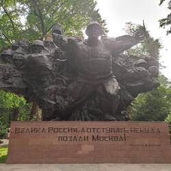 Een groot beeld van soldaten uit elk van de 15 Sovjet republieken, barstend uit de kaart van de USSR