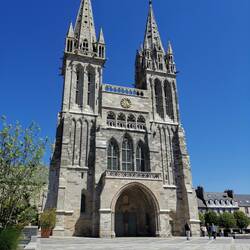 Die Katheradel Saint-Paul-Arélie hat unterschiedliche Türme mit je 55m