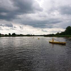 Lautlose Überfahrt. Die Fähre funktioniert nur mit der Strömung.