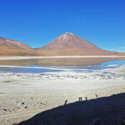 Laguna Verde mit em Vulcan Licancabur im Hintergrund.