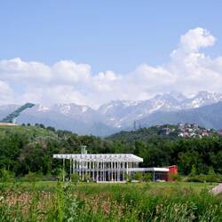 Links is de skischans van Almaty. In 2016 is hier nog de wereldbeker gehouden (malle sport wel)
