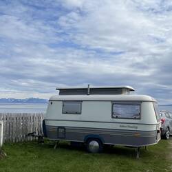 Kvalnesbrygga Camping auf Andøya, im Hintergrund die Berge von Senja