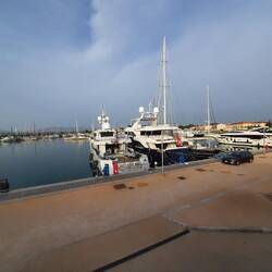 Einige Tretboote aus Malta liegen auch hier