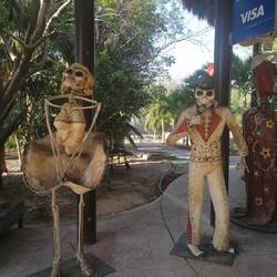 Marilyn Monroe y Elvis Presley en el C. C. Cerca de las ruinas 😂