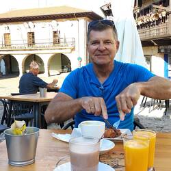 Frühstück an der Plaza de la Constitución in Comillas