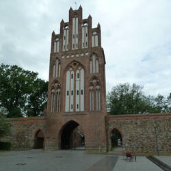 Das Treptower Tor ist das höchste Tor Neubrandenburgs. Ansicht von der Stadtseite.