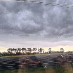 Au premier plan, champ de panneaux photovoltaiques... désolée pour le reflet.