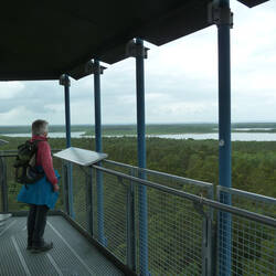 Nach dem Aufstieg über 167 Treppen geniesst man einen sensationellen Ausblick über die Seenplatte.