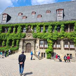 Das imposante Rathaus ist Blickfang auf dem Marktplatz