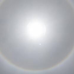 Le soleil fait un halo dans le ciel