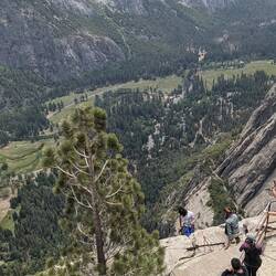 Un grimpeur descend en rappel la falaise