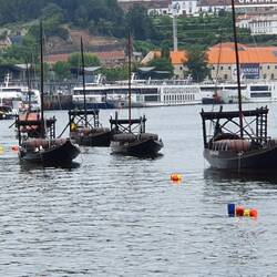 Holzschiffe mit Weinfässern