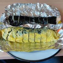 Kimbap lijkt op sushi, maar is het niet. Heel populair én betaalbaar.