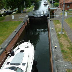 Schleuse in Plau, bis zur Elbe hat es zahlreiche Schleusen.
