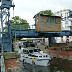 Jede Stunde wird die Brücke gehoben das die Schiffe durchfahren können.